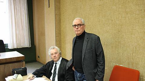Im Amtsgericht: Künstler Günter Wangerin (r.) mit seinem Anwalt Hartmut Wächtler.