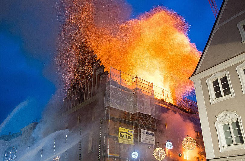 Das Rathaus in Straubing brennt ab. Die Flammen schlagen bis zu 15 Meter hoch aus dem Haus, der Schaden geht in die Millionen.