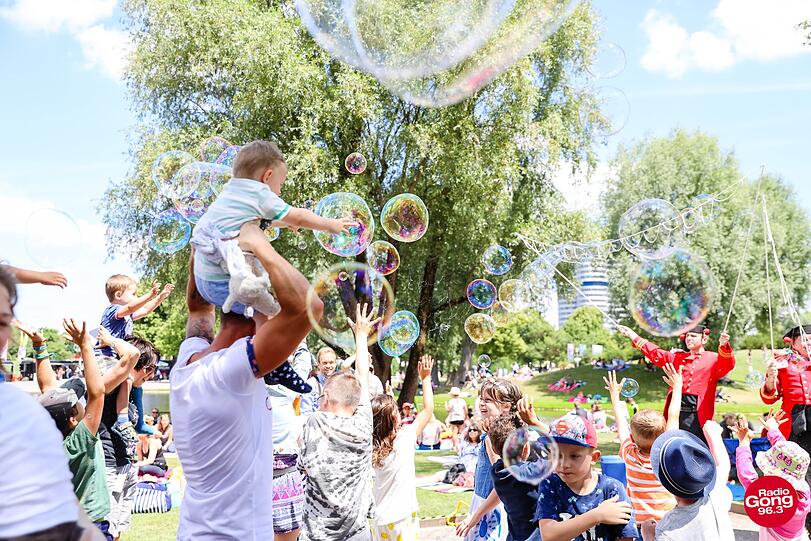 Tausende Münchner breiten ihre Picknick-Decken im Olympiapark aus.