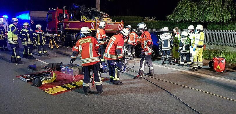 Der Mann ist mit seinen Wagen in einen parkenden Lkw gekracht.