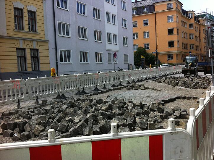 In Schwabing sind viele Straßen, wie hier, sanierungsbedürftig.