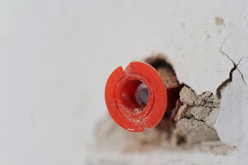 Sieht unschön aus, kann teuer werden, falls er nach dem Auszug in der Wand bleibt: Mangelhaft angebrachter Dübel.