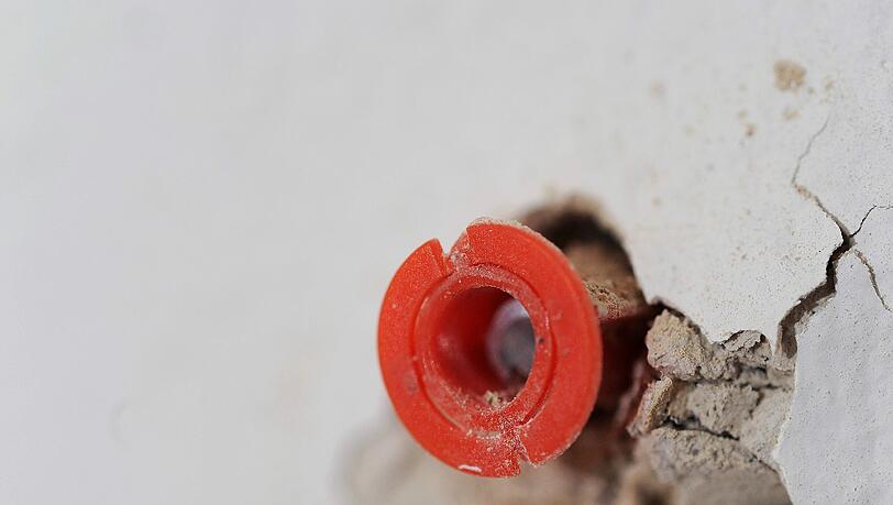Sieht unschön aus, kann teuer werden, falls er nach dem Auszug in der Wand bleibt: Mangelhaft angebrachter Dübel. Sieht unschön aus, kann teuer werden, falls er nach dem Auszug in der Wand bleibt: Mangelhaft angebrachter Dübel.