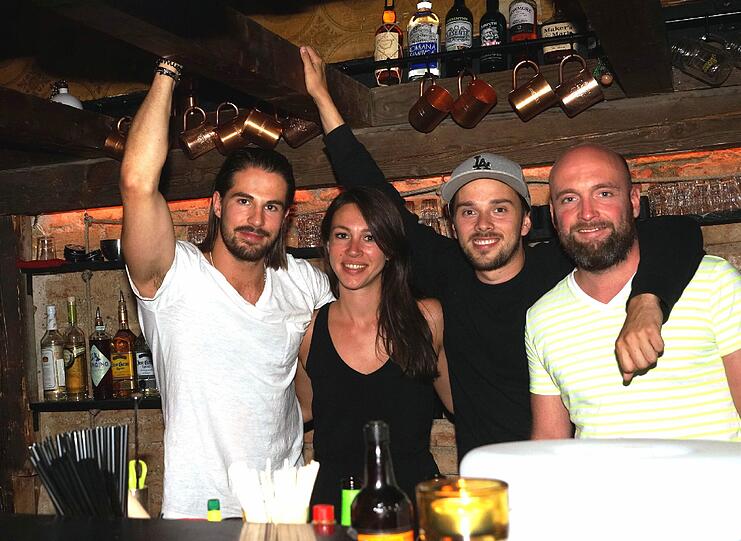 Die Betreiber der Schorsch Bar: Bene Mayr, Mitja Lafere und Sebastian Erlenmaier (v.l.) mit Nadja van Mark.