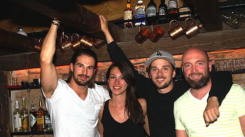 Die Betreiber der Schorsch Bar: Bene Mayr, Mitja Lafere und Sebastian Erlenmaier (v.l.) mit Nadja van Mark.