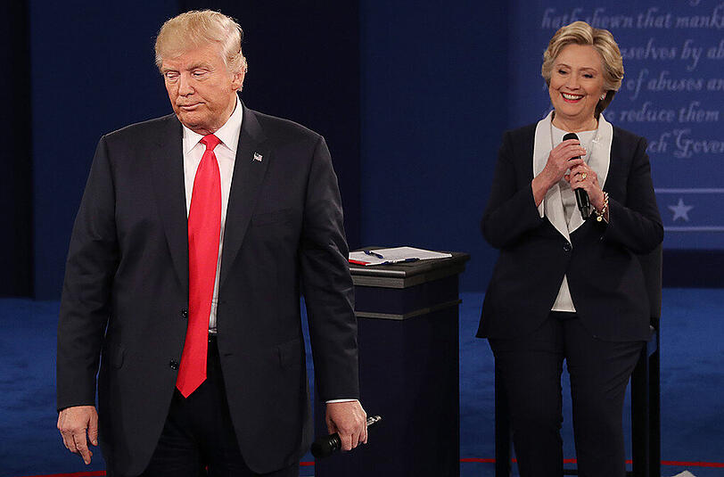 Donald Trump und Hillary Clinton bei einer Fernsehdebatte.