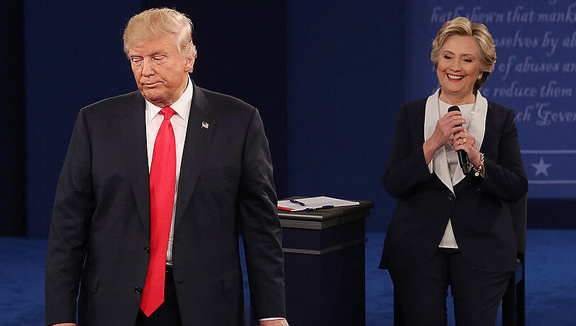 Donald Trump und Hillary Clinton bei einer Fernsehdebatte. Donald Trump und Hillary Clinton bei einer Fernsehdebatte.