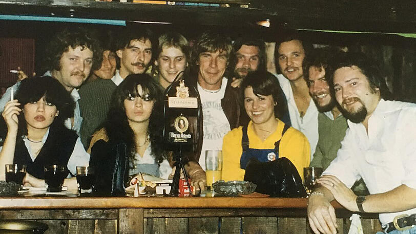 Rasanter Gast im Dezember 1976: Da schaut der damals amtierende Formel1-Weltmeister James Hunt vorbei, samt Fanclub, natürlich.