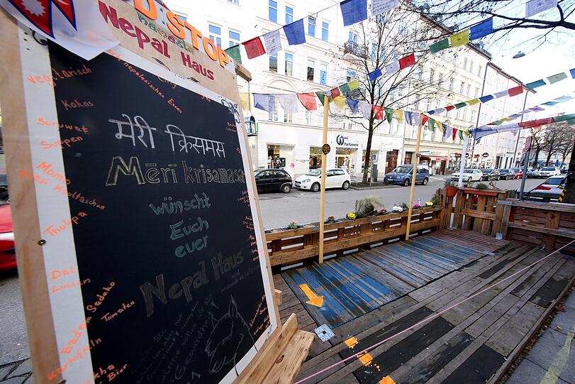 Schön bunt hier - aber irgendwie fehlen die Gäste: ein Schanigarten an der Weißenburger Straße in Haidhausen. Mehr Schanigärten in München hier zum Durchklicken.