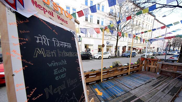 Schön bunt hier - aber irgendwie fehlen die Gäste: ein Schanigarten an der Weißenburger Straße in Haidhausen. Mehr Schanigärten in München hier zum Durchklicken.
