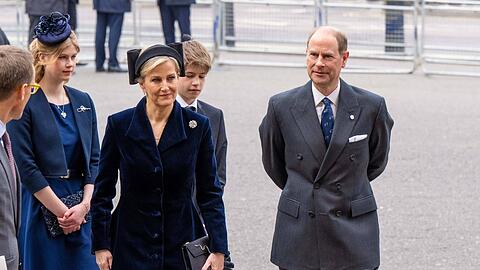 Mit ihrer diesjährigen Weihnachtskarte gedenken Prinz Edward und Ehefrau Sophie der verstorbenen Queen.