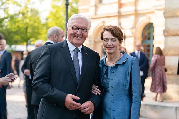 So streng sind die Regeln auch wieder nicht: Bundespräsident Frank-Walter Steinmeier (hier mit seiner Ehefrau Elke Büdenbender) ohne Smoking in Bayreuth.