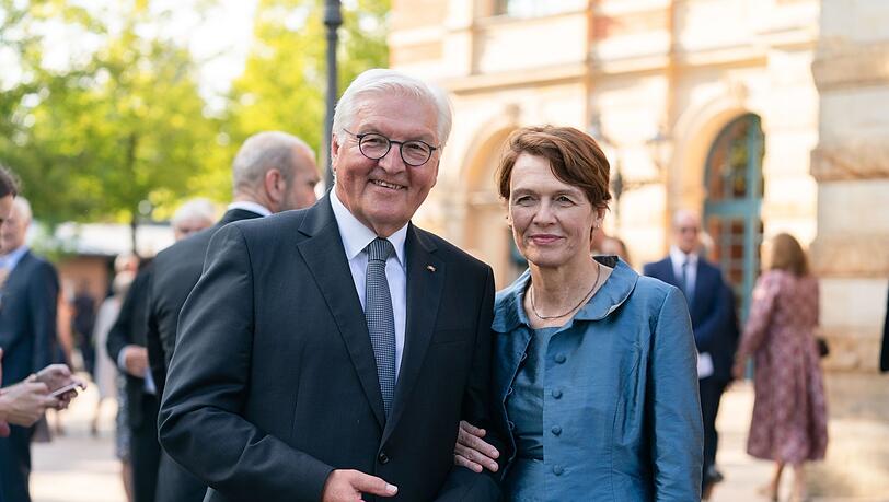 So streng sind die Regeln auch wieder nicht: Bundespräsident Frank-Walter Steinmeier (hier mit seiner Ehefrau Elke Büdenbender) ohne Smoking in Bayreuth. So streng sind die Regeln auch wieder nicht: Bundespräsident Frank-Walter Steinmeier (hier mit seiner Ehefrau Elke Büdenbender) ohne Smoking in Bayreuth.