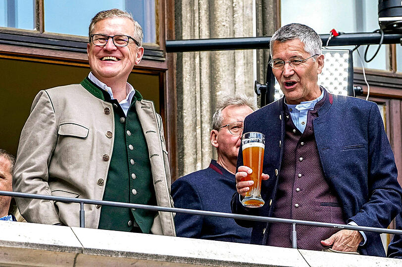 Ist optimistisch, dass die Verl&auml;ngerung klappt: Bayern-CEO Jan-Christian Dreesen, hier mit Pr&auml;sident Herbert Hainer.