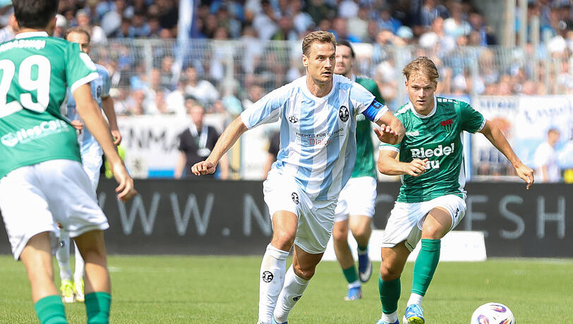Dennis Dressel führte die Löwen in Schweinfurt als Kapitän auf das Feld. Dennis Dressel führte die Löwen in Schweinfurt als Kapitän auf das Feld.