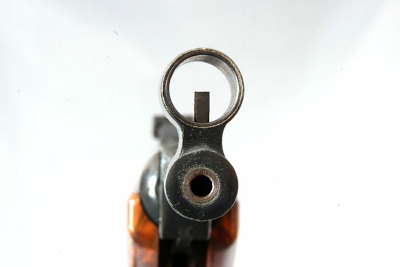 Ein Gewehr hatte ein Rentner illegal in seiner Wohnung aufbewahrt. Jetzt ermittelt die Polizei.