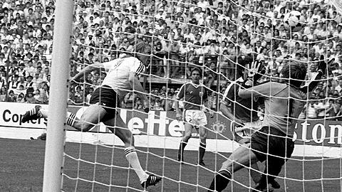 Der deutsche Stürmer Horst Hrubesch (M) köpft zum 1:0 gegen Österreich ein, Torhüter Friedel Koncilia (r) kann nicht parieren im Gruppenspiel der Fußball-Weltmeisterschaft im Stadion von Gijon.