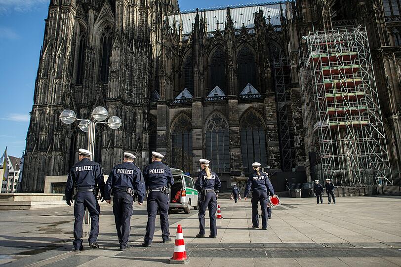 Polizisten stehen am Dom in Köln, vor dem Beginn des Ökumenischen Gottesdienstes für die Opfer des Absturzes der Germanwings-Maschine.