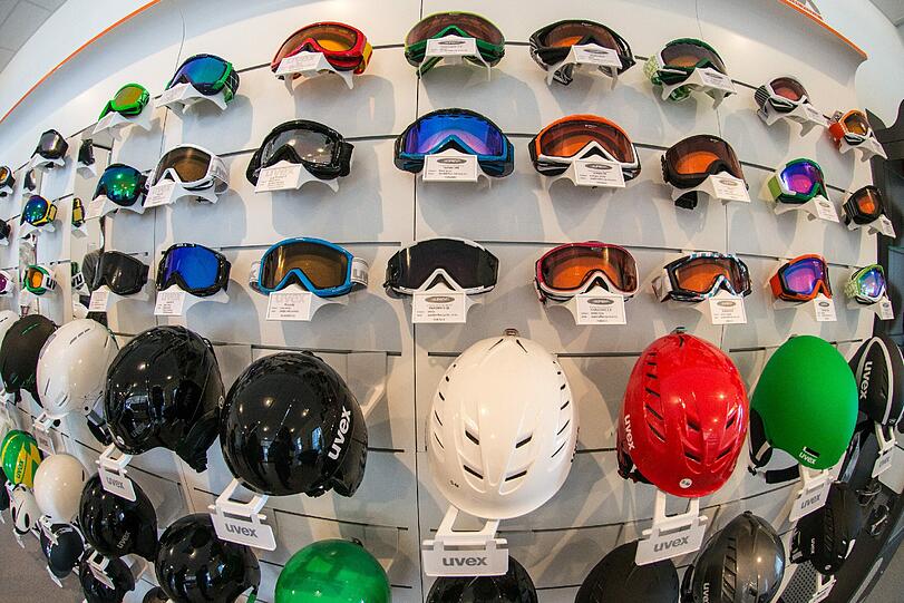 Um Verletzungen zu vermeiden, sollte die Schüssel perfekt auf den Kopf des Wintersportlers passen.