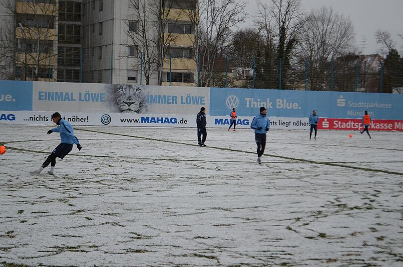 Die Löwen im Schnee: Der TSV 1860 musste am Freitag vor Beginn des Trainingslagers auf weißem - und nicht wie gewohnt auf grünem - Untergrund trainieren.