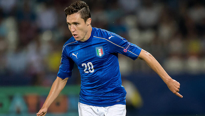 Florenz-Talent Federico Chiesa - hier bei der U21-EM in Polen in der Partie gegen Deutschland (2:1) - spielt in den Planungen der Bayern-Bosse angeblich eine größere Rolle. Florenz-Talent Federico Chiesa - hier bei der U21-EM in Polen in der Partie gegen Deutschland (2:1) - spielt in den Planungen der Bayern-Bosse angeblich eine größere Rolle.