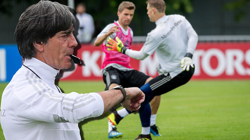 Anpfiff! Bundestrainer Joachim Löw (l.) versammelt die deutsche Mannschaft um Thomas Müller und Manuel Neuer in Watutinki zum Training.