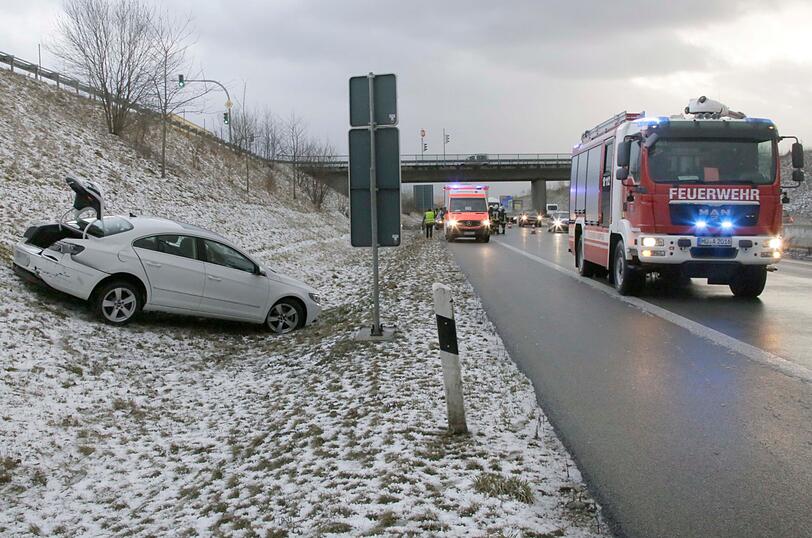 Ein Maserati ist auf der A94 ins Rutschen gekommen und in einen VW geschleudert.