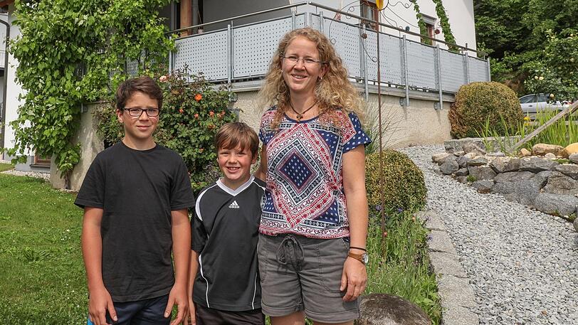 Renate Brams (42) mit ihren Söhnen Lukas (13) und Paul (8) in ihrem Garten in Oberwattenbach. Papa Manfred (49) ist während des AZ-Besuchs in der Arbeit, fährt aber auch mit.