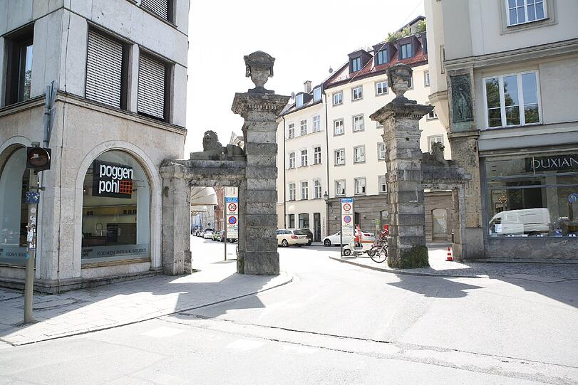 Das Maxtor heute: Weil es auch zwei Löwen schmücken, sagen einige Münchner &bdquo;Löwentor&ldquo; dazu. Es war die erste direkte Verkehrsverbindung zwischen der Altstadt und der Maxvorstadt.