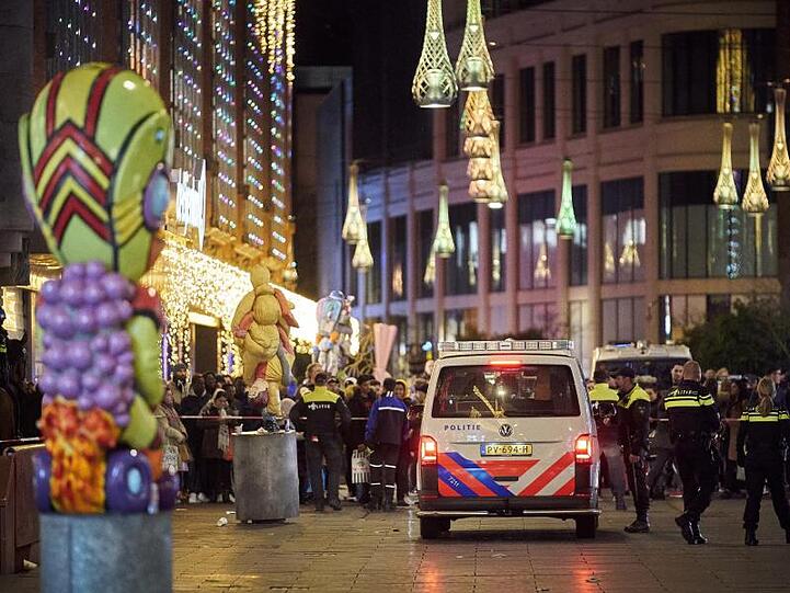 Polizisten in der Einkaufsstraße im Zentrum von Den Haag.