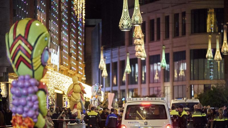 Polizisten in der Einkaufsstraße im Zentrum von Den Haag.