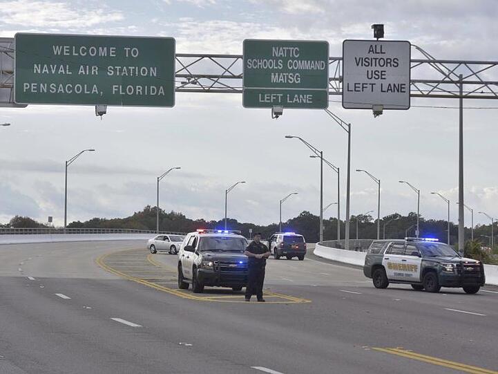 Polizeifahrzeuge blockieren die Zufahrt zur Naval Air Station in Florida.