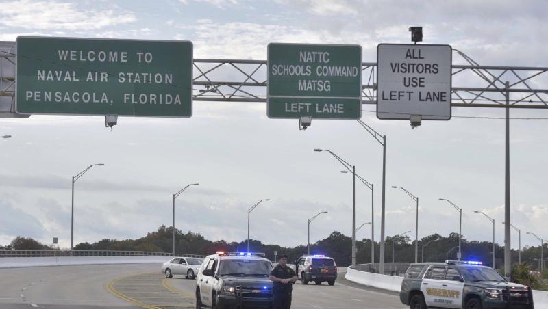 Polizeifahrzeuge blockieren die Zufahrt zur Naval Air Station in Florida. Polizeifahrzeuge blockieren die Zufahrt zur Naval Air Station in Florida.