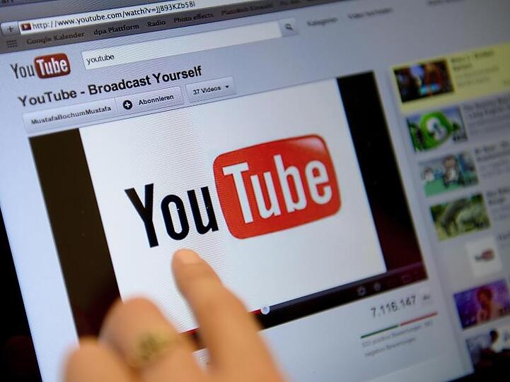 Das Internet-Videoportal YouTube sperrt Kanäle zu Hongkong-Protesten.