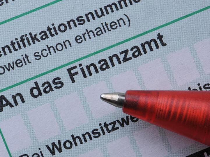 Die Menschen in Deutschland schultern im internationalen Vergleich weiter eine überdurchschnittliche hohe Steuer- und Abgabenlast.