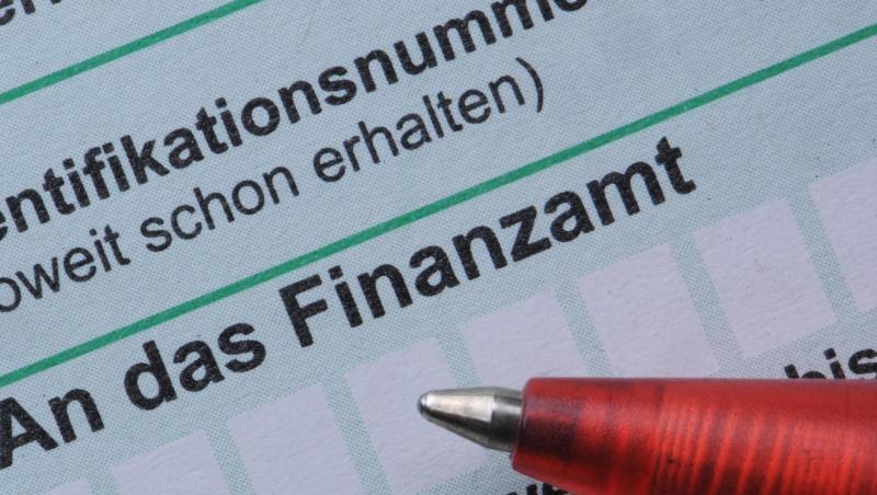 Die Menschen in Deutschland schultern im internationalen Vergleich weiter eine überdurchschnittliche hohe Steuer- und Abgabenlast. Die Menschen in Deutschland schultern im internationalen Vergleich weiter eine überdurchschnittliche hohe Steuer- und Abgabenlast.