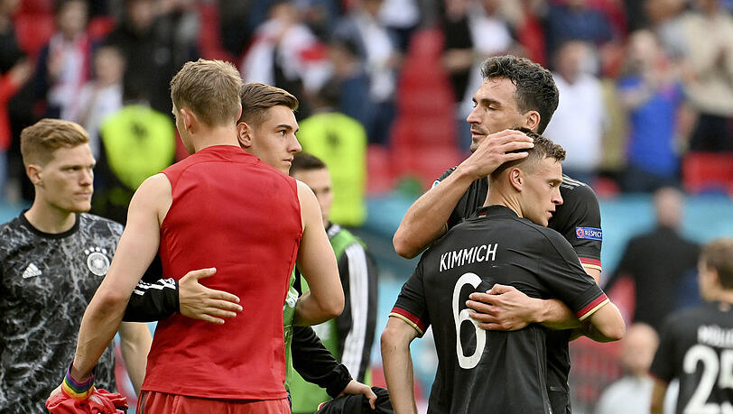 Trost fand Kimmich unter anderem bei Mats Hummels (r.). Trost fand Kimmich unter anderem bei Mats Hummels (r.).