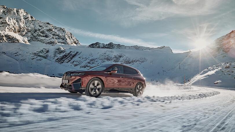Ab auf die Piste: das vollelektrische SUV BMW iX xDrive 50 bei strahlendendem Sonnenschein in Sölden.