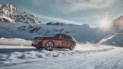 Ab auf die Piste: das vollelektrische SUV BMW iX xDrive 50 bei strahlendendem Sonnenschein in Sölden.