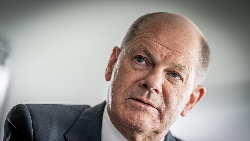 Bundeskanzler Olaf Scholz (SPD) bei einem Interview in seinem Büro im Bundeskanzleramt.