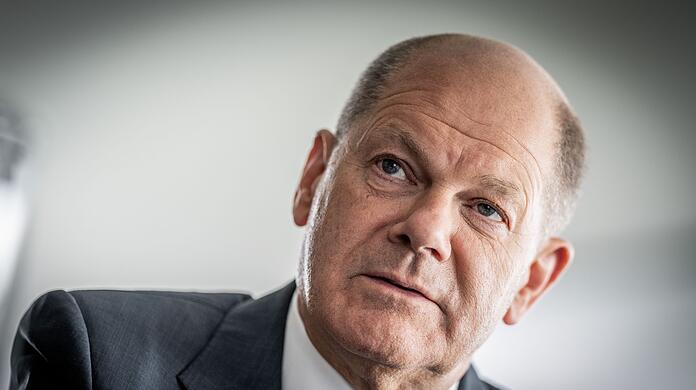 Bundeskanzler Olaf Scholz (SPD) bei einem Interview in seinem Büro im Bundeskanzleramt.