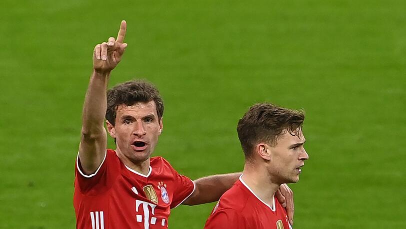 Thomas Müller (l), Joshua Kimmich (beide Bayern München)auf dem Spielfeld.