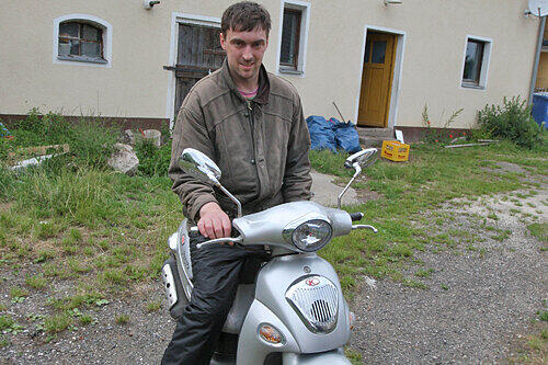 Bernhards einziger Luxus ist ein Moped, mit dem er jeden Tag zur Arbeit fährt.
