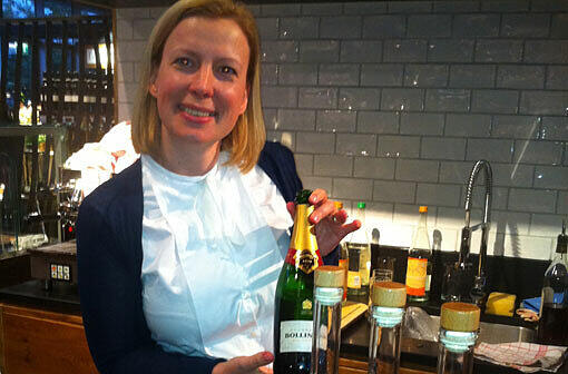 Packt die ersten Tage mit an: Sabine Eichbauer hinter der Theke.
