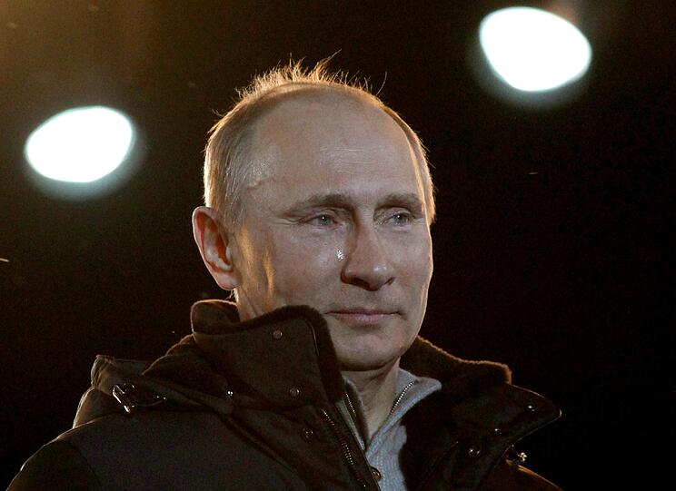 Ob Putins Tränen dem starken Wind in Moskau oder den Emotionen des Politikers geschuldet sind, kann man nur vermuten.