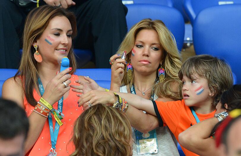 Schön wie eh und je zeigt sich Sylvie van der Vaart auf der Tribüne beim Spiel gegen Deutschland. Ihrem Mann hat sie ein Küsschen versprochen, wenn Holland verliert.