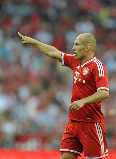 ARJEN ROBBEN, NOTE 3: Verdribbelte sich ein paar mal im engen City-Mittelfeld. Gefährlich aus der Distanz, fleißig.