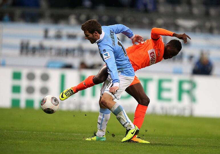 BENNY LAUTH: NOTE 4
Wieder kein Tor. Jetzt schon seit 1010 Minuten torlos. Dennoch: Stark verbessert und mit der Vorlage zum 1:0.