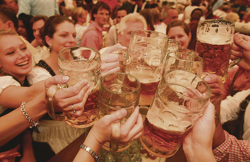 Oans, zwoa, gsuffa &ndash; Das &bdquo;Hoch die Tassen&ldquo; der Bayern. Man stemme die Maß-Krüge nach oben und stoße sie zum Stichwort &bdquo;gsuffa&ldquo; kräftig mit den Banknachbarn zusammen. Dann nehme man einen großen Schluck.