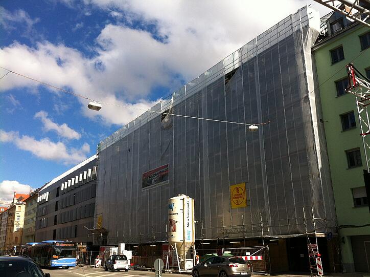 Das Gebäude, das früher mal dort stand, wurde abgerissen. Jetzt ist dort der Rohbau.